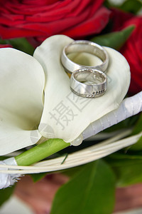带有玫瑰和戒指的婚礼花束钻石优雅配饰图片