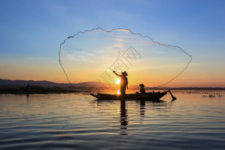 职业泰国行动太阳升起时渔船网上钓鱼人的Silhouette图片