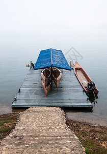严厉清晨有雾的木船屋结构体早晨图片