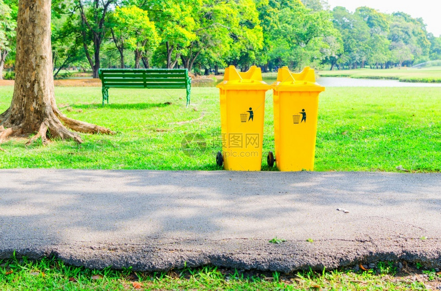 公园中的黄色垃圾箱斌绿地运动图片