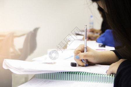 参加考试的学生背景图片