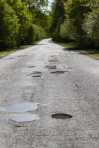 修复和补了铺面公路坑道上的大量洞和坑巷道路边高清图片