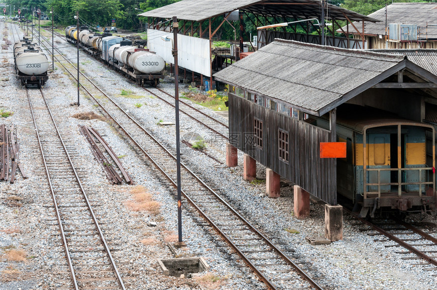 乡村的小路旅行泰国北部火车站的铁路院子泰国北部图片