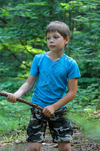 荒野戳夏天森林公园里拿着木棍的男孩乡村图片