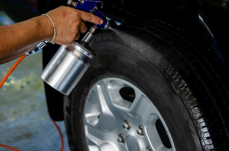 商业外部恢复洗车服务使用蜡外的液喷涂层轮图片