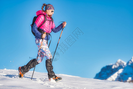 活动踪迹跑步一个年轻女子与短裤一起漫雪图片