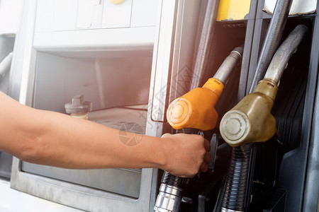 笔芯车站力量金色汽正在加油站手持煤气泵中燃料喷嘴的油罐图片