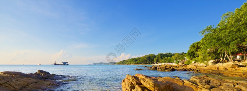 美丽夏日的明蓝天空下沙滩和热带海以标语为背景户外晴天图片