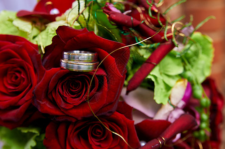带有玫瑰和戒指的婚礼花束春天传统草图片