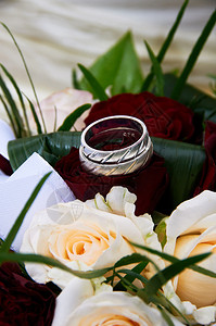 季节带有玫瑰和戒指的婚礼花束扔已图片