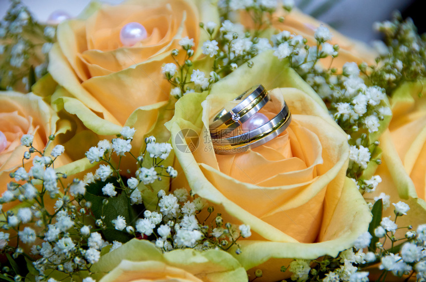 美丽的自然带有玫瑰和戒指的婚礼花束未来图片