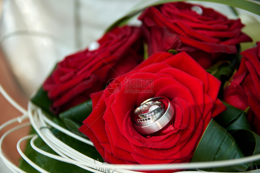 首饰爱已婚带有玫瑰和戒指的婚礼花束图片