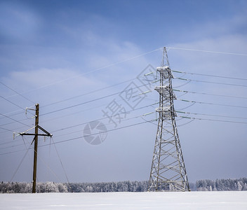 老的危险互联网带金属铁丝线的电杆冬季风景和寒冷节雪图片