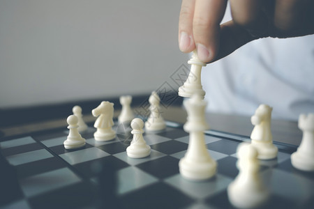 放查看办公室在任战略和竞争概念中玩棋子的商人象游戏图片