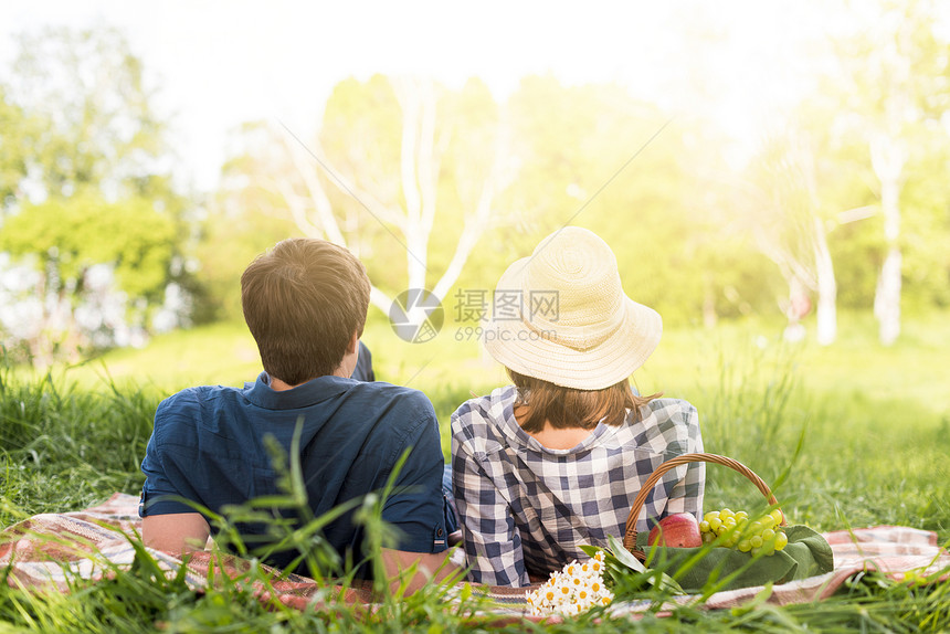 说谎女面目全非无法辨认的情侣躺在格子森林里美丽的照片无法辨认情侣躺在格子森林里图片