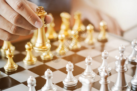 战斗竞争与挑战概念两名商人在象棋董事会上打男优胜者图片