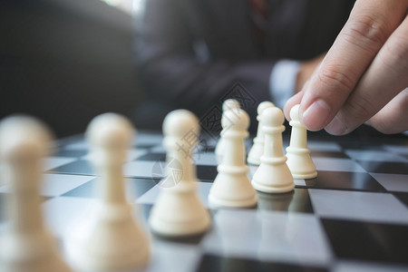 匹配智力办公室在任战略和竞争概念中玩棋子的商人象游戏图片
