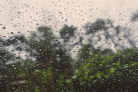 路上玻璃车的雨滴网络干净浪漫图片