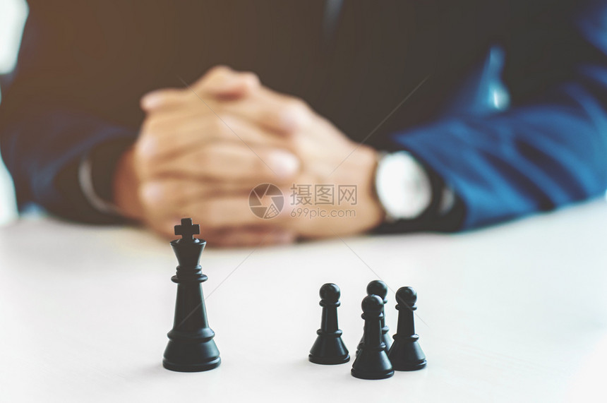 挑战者具有象棋办公室战略和竞争概念的商人象棋局战略和竞争概念闲暇黑色的图片