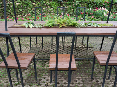 户外座位花园砖地上的金属架板桌和加里茶杯自然高清图片