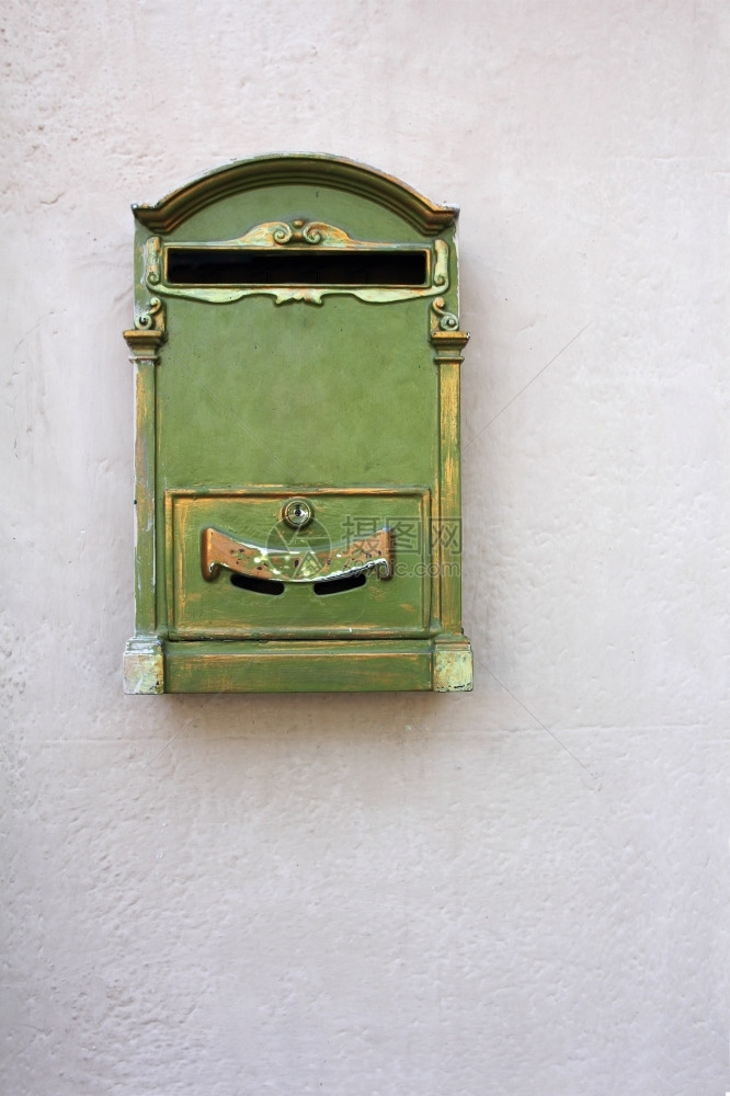 信息传统的邮箱墙上古老绿信箱图片