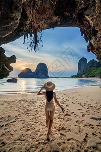 泰国甲米莱雷比基尼女郎蓝色的海滩天堂图片