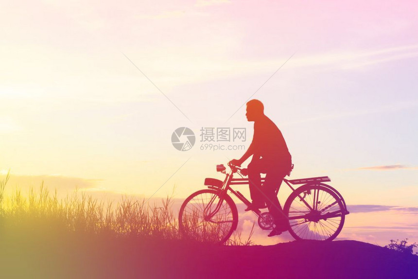 运动员轮廓陡与男人一起骑自行车的轮盘图片