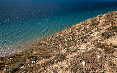 环境污染和海洋边有塑料废物和垃圾处理生态问题在沿海干草地上倾倒的垃圾废旧和丢弃土地球图片