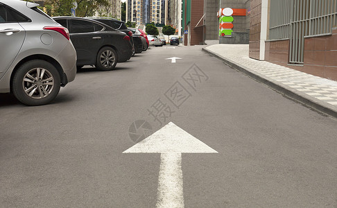 箭头表示素材沥青上的箭头标明路沥青上的箭头指车辆在附近地区驾驶车行的方向沥青上的箭头指汽车行驶的方向通知靠近移动背景
