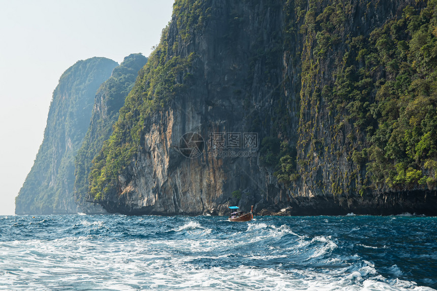 山亚洲泰国热带岛屿与旅游船在开阔海面上看到热带岛屿泰国有旅游船在外海看到热带岛屿岸图片