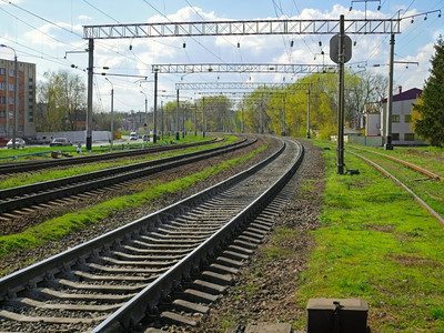 金属平行线铁路区地貌包括电动机车交通基础设施的运营情况支持图片