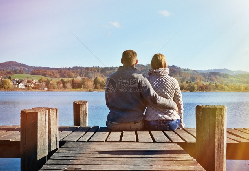 安静的一对在瑞士湖木制码头的夫妇人们浪漫图片