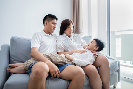 自由母亲成人快乐的亚洲家庭与儿子一起在家沙发上玩和笑欢乐地共度节日图片
