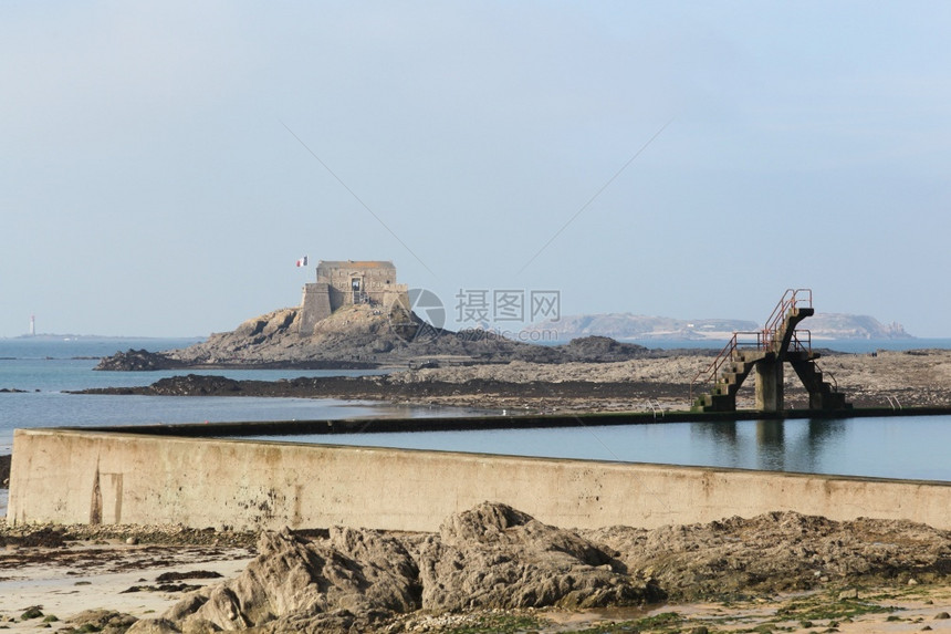 建造游泳的海洋法国布列塔尼圣马洛海岸景象图片