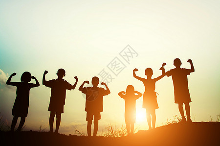 太阳乐趣快的孩子们和与日落相伴的欢乐时光轮廓图片