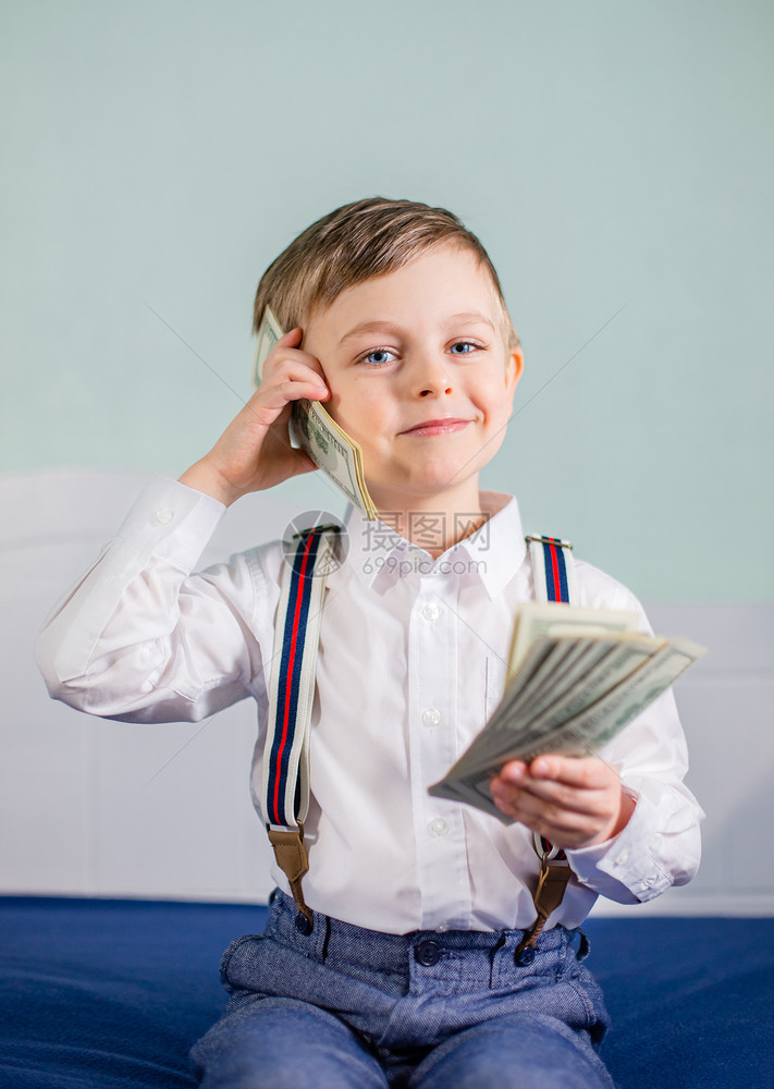 银行金融可爱的男婴玩很多钱比如打电话美国一百元现金国一百元现金用商业图片