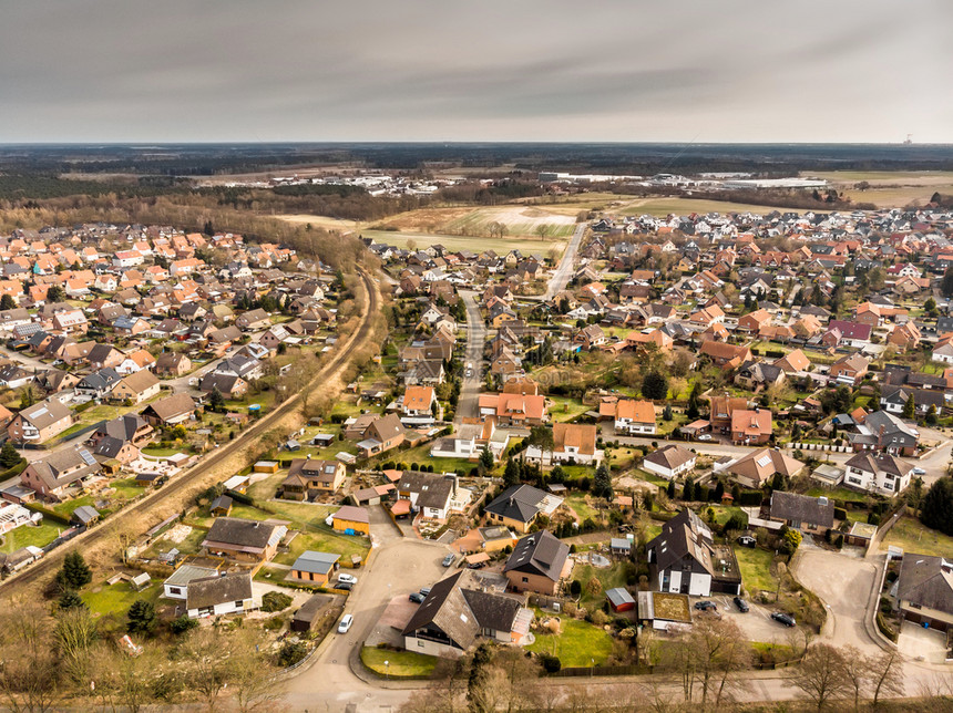 德国一个村庄的空中照片由一条单轨铁路线跨越其背景是灰色天空用无人驾驶飞机拍摄天线乡村的经过图片