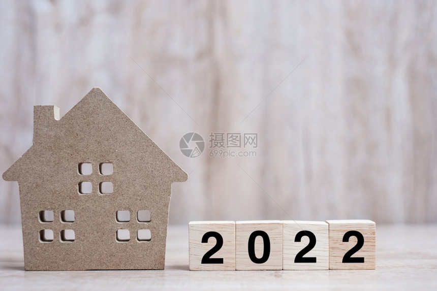 新的家住宅银行房地产投资金融储蓄和解决新年问题概念快乐在桌木本底背景上采用住房模式图片