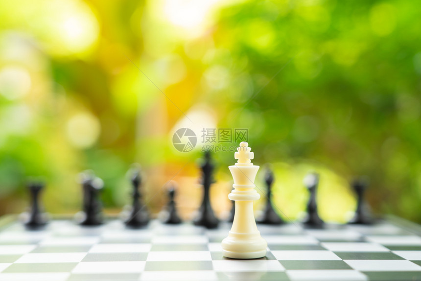 斗争背面有棋子的盘以商业谈判为背景概念和战略与复制空间策略背部图片
