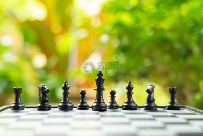 管理斗争游戏背面有棋子的盘以商业谈判为背景概念和战略与复制空间图片