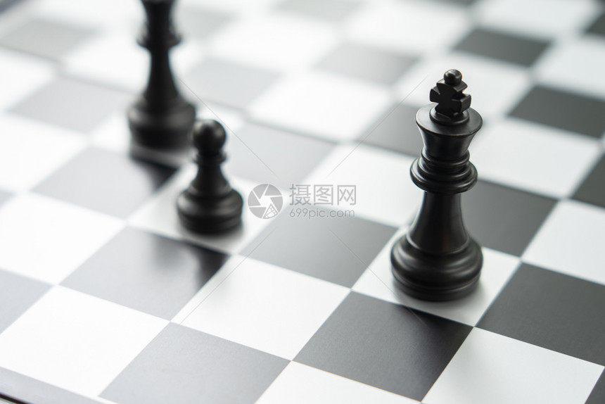 投资背面有棋子的盘以商业谈判为背景概念和战略与复制空间规则白色的图片