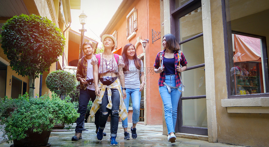 城市电话亚洲集团年轻人与朋友背包一起散步快乐的朋友正在拍摄照片和自在假日概念旅行上时间比较慢而喜悦的朋友们在拍照和自年轻的图片