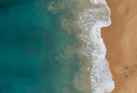 旅游美丽的海浪与沙滩上子相遇空中拍摄美丽的海浪与沙滩上相遇空中拍摄海景冲浪背景图片