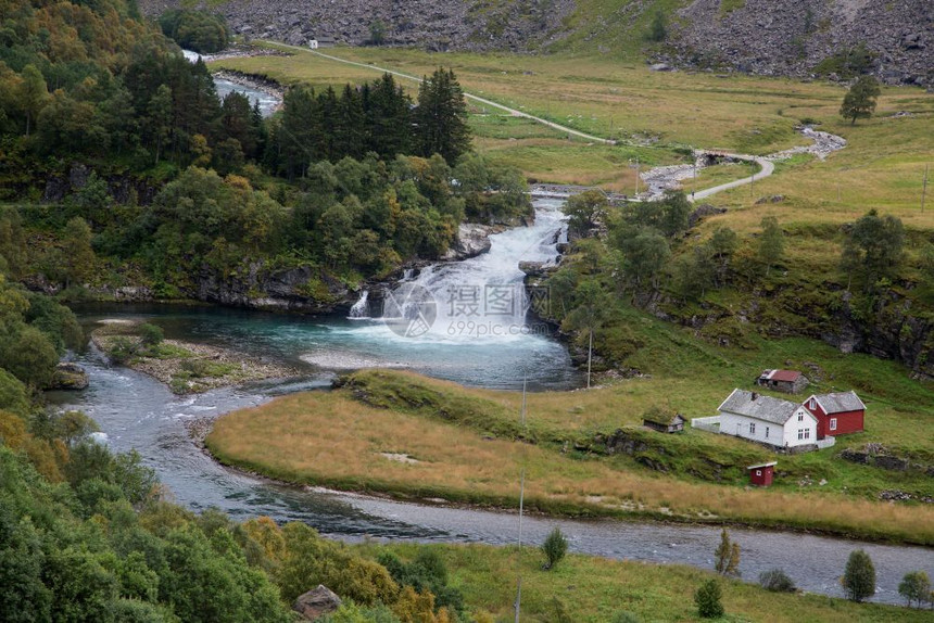 悬崖溪流草Flamsbana从Flam到挪威Myrdal的火车旅行期间地貌各异图片