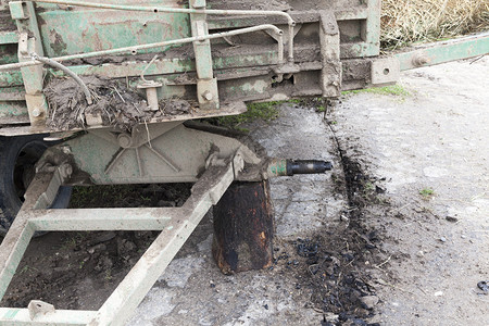 从一辆拖车上截断的轮子拖着沉重的农业活动载货物黑色的一种损害图片