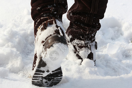 冬季下雪所覆盖的棕色妇女皮鞋冬季下雪所覆盖的褐色妇女皮鞋白的关心自在图片