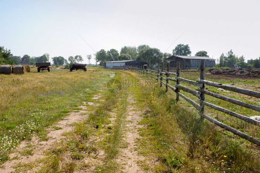 曲线生锈的院子土路木栅栏上的土路木围栏上的土路旅行正面图片