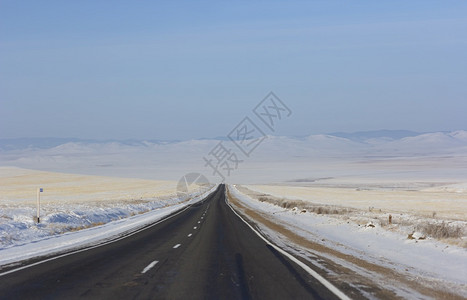 距离美丽的冬季公路驶入远山冬季公路驶入远山蓝色的图片