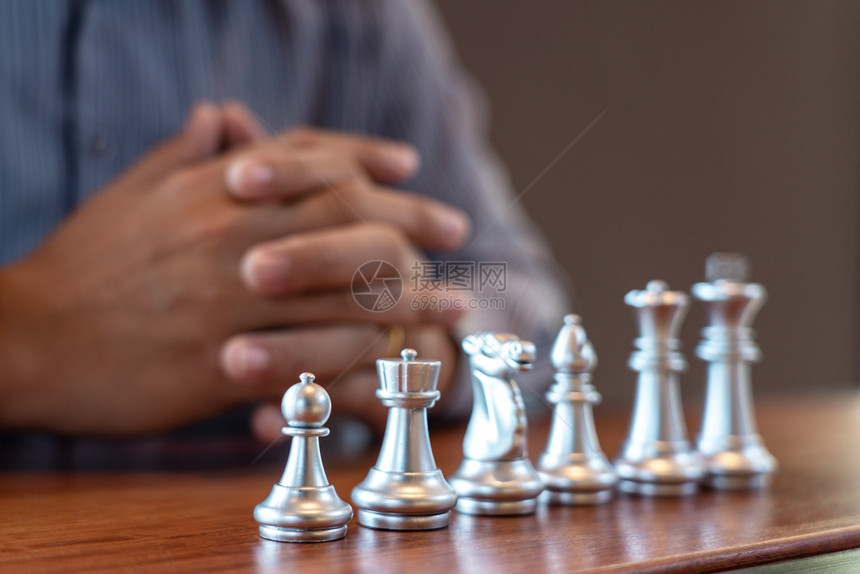 商人为业竞争和团队工作概念而将象棋游戏移动起来男战斗公司的图片