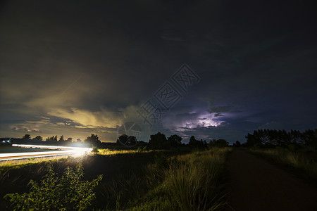 车的光线和树轮影背景中闪电自然天空可怕的图片